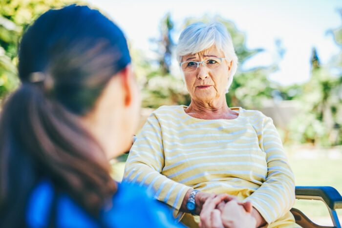 seniorka rozmawia z opiekunka
